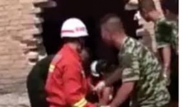 Cố mò điện thoại rơi trong bể phốt, hai anh em chết thảm