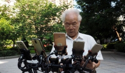 Hy hữu: Cụ ông 70 tuổi gắn 11 điện thoại vào xe đạp để chơi Pokemon Go