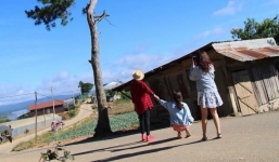 Cười nghiêng ngả với hậu trường chụp ảnh của những bức hình sống ảo 'nghìn like' trên MXH