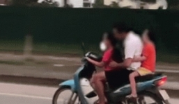 Người đàn ông vừa để bé gái lái xe máy vừa có hành động sàm sỡ