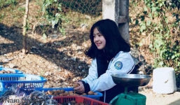 Nữ sinh 15 tuổi xinh xắn, bán trái cây ở Hà Giang đang là người được 'xin link' nhiều nhất MXH hôm nay!