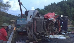 2 container đấu đầu, 2 người tử vong, 1 tài xế nguy kịch