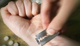 Con gái livestream cắt cổ tay tự tử trong phòng, mẹ ở ngoài xem TV không biết gì