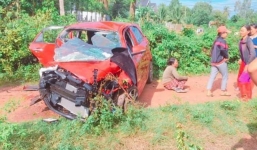 Lái ô tô về ăn giỗ mắc kẹt giữa đường ray, tài xế bị tàu hỏa đâm tử vong