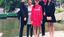 Đi du lịch nước ngoài cùng vợ con, Quyền Linh vẫn không quên mang dép tổ ong suốt cả hành trình