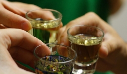 Dùng dao đâm bạn nhậu chí mạng vì 'rót rượu không đều'