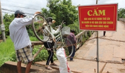 Bến Tre: Xe tải nặng 20 tấn 'cả gan' chạy qua cầu tải trọng 1 tấn