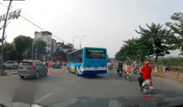 Hà Nội: Xe buýt 'hất văng' một xe máy khi đang quay đầu, chuyện đúng-sai khiến ai cũng bối rối
