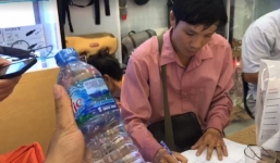 Màn 'phù phép' biến máy ảnh 18 triệu thành chai nước lọc sau khi giao chuyển phát nhanh