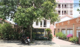 Vào khách sạn với chồng người khác, nữ phó phòng bị kỷ luật