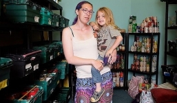 Bà mẹ đơn thân người Anh nhịn đói 6 ngày, nhường thức ăn cho 4 đứa con