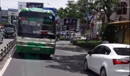 Xe buýt ngang nhiên đi ngược chiều giữa trung tâm Sài Gòn, tài xế bị đình chỉ công tác