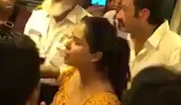 Đợi mãi máy bay không cất cánh, bà mẹ cầu xin tiếp viên mở cửa vì con nhỏ ngạt thở sắp chết nhưng... không được phép