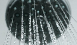 Người đàn ông giấu camera trong chai dầu gội, quay lén phụ nữ trong phòng tắm