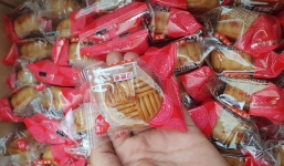 Bánh trung thu Trung Quốc bán theo cân, giá rẻ như cho tràn lan thị trường