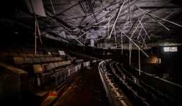 Rạp phim bị bỏ hoang ở Hong Kong: Điểm vui chơi nổi tiếng giờ chỉ còn lại đống đổ nát âm u vì những lời đồn thổi chết chóc