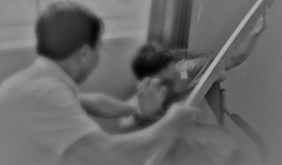 Phát hiện vợ cùng anh họ trong tư thế không mảnh vải che thân, người chồng còn bị sốc bởi câu nói đầy phũ phàng này