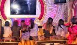 Tiếp viên nữ 'mát mẻ' phục vụ khách VIP trong quán karaoke  không phép ở Sài Gòn