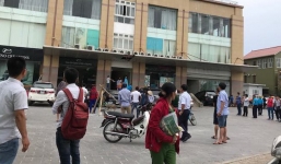 Con gái khóc ngất bên thi thể mẹ nhảy từ chung cư cao tầng xuống