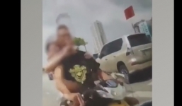 Clip: Xe máy lao thẳng vào ô tô, 3 cô gái bị hất lên nắp capo