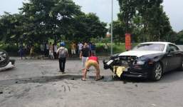 Hà Nội: Xế siêu sang Rolls-Royce Wraith nát đầu, Honda CRV lật ngửa bụng sau va chạm mạnh