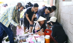 Lợi dụng đông người, nhiều khách tranh lấy cua dì Ba nhưng 'quên' trả tiền: 'Họ cố tình làm thế, tội dì lắm!'