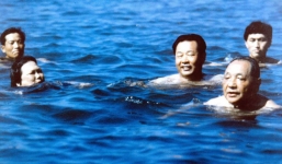 Bí mật Bắc Đới Hà: Cảnh vệ bơi kè sát và tạo thành vòng tròn trên biển bảo vệ nguyên thủ