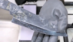 Biến quần đùi thành dao làm bếp sắc không kém dao inox, anh chàng khiến dân tình bái phục