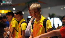 U23 Việt Nam thấm mệt khi hạ cánh xuống Indonesia