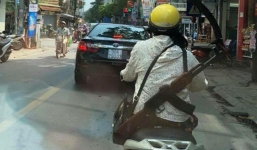 Cư dân mạng sốc khi nhìn chị ninja đeo súng AK đi hiên ngang trên phố