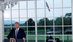 Gói hàng lạ với thông điệp cho ông Trump từ trên trời rơi xuống