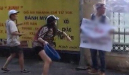 Đứng trước trường Đại học cầm bảng quảng cáo 'vào website nhận 5 triệu', thanh niên bị cô gái hất nguyên chậu nước vào mặt