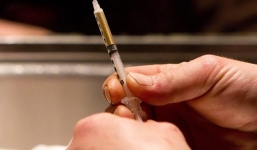 Cả xã miền núi hoang mang lo đại dịch HIV vì nghi bị bác sĩ dùng chung kim tiêm