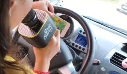 Clip: Nữ tài xế vừa lái xe vừa hát karaoke khiến người xem thót tim