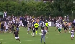 Ronaldo ghi bàn ngày ra mắt Juventus, trận đấu kết thúc sớm vì fan cuồng náo loạn