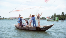 Hoa hậu Phan Thị Mơ cùng các người đẹp chèo thuyền thúng, quăng chài, thả lưới với người dân