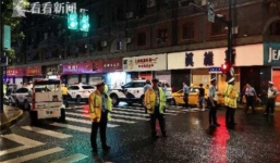 Bảng hiệu đột ngột rơi xuống đè tử vong 3 người đi đường