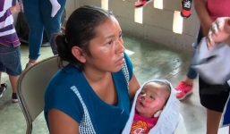 Bé 7 tháng tuổi bất ngờ mở mắt trong vòng tay mẹ vào tang lễ của mình