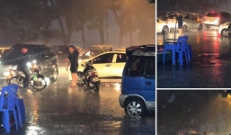 Chàng trai trẻ dừng xe đứng giữa trời mưa điều tiết giao thông được cư dân mạng hết lòng khen ngợi