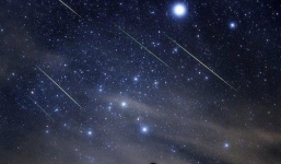 Sửng sốt trước cảnh mưa sao băng rơi ngoạn mục, chòm sáng xanh ngọc lục bảo