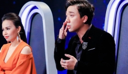 Bị Trấn Thành chê, người chơi đập nát chiếc bàn gỗ ngay trên sân khấu