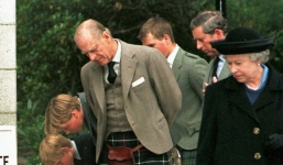 Nữ hoàng từng bị dân chúng chỉ trích vì làm ngơ trước cái chết đầy bí ẩn của Công nương Diana nhưng khoảnh khắc này đã hóa giải ngờ vực