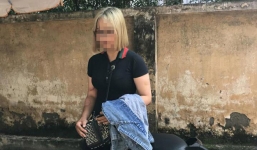 Cô gái tóc vàng trắng đi xe không đội mũ bảo hiểm đâm chiến sỹ tổ công tác 141 gãy chân