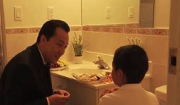 Phát hiện giúp việc để con ăn tối trong nhà vệ sinh, chủ nhà đã làm 1 việc ít ai ngờ đến