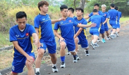 Liên tục bị chủ nhà Indonesia làm khó, U23 Việt Nam phải tập ở sân bóng khu công nghiệp