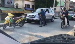 Va chạm giao thông, tài xế ô tô lao vào đánh nhau với người đi xe máy