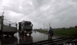 Cú bẻ lái nhanh trí thoát khỏi tai nạn thảm khốc trước đầu xe tải