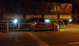 Tai nạn xe tải tông xe con, 3 người hoảng loạn đạp kính thoát thân