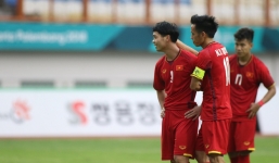 Bản lĩnh của Văn Quyết: Lập siêu phẩm giữa bão chỉ trích, ân cần bảo vệ Công Phượng