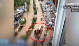 Người dân ra sức cứu chiếc ô tô khỏi hố tử thần giữa đường sau cơn bão